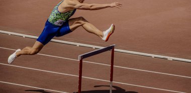 400 metre engelli yarışı önde gelen erkek atlet