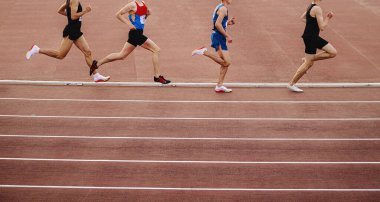 Stadyum ve atletizm müsabakalarında 800 metre koşan dört sporcu