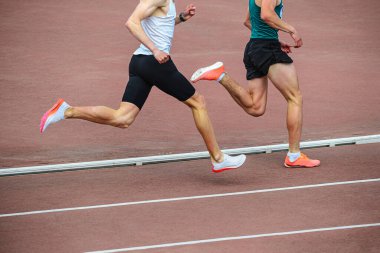 Stadyumda 800 metre koşan iki sporcu, atletizm müsabakası