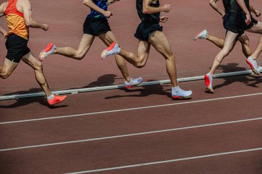 Atletizm yarışmacıları stadyumda 800 metre koşuyorlar 