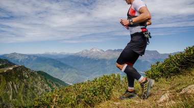Dik yamaçlarda koşan erkek koşucu dağ maratonu