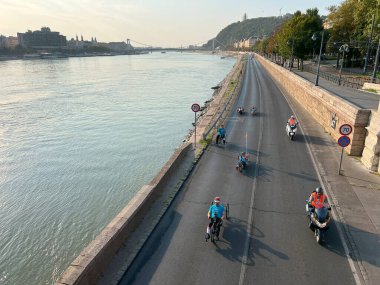 Budapeşte, Macaristan - 08 Eylül 2024: Wizz Air maratonu sırasında tekerlekli sandalyede grup sporcuları