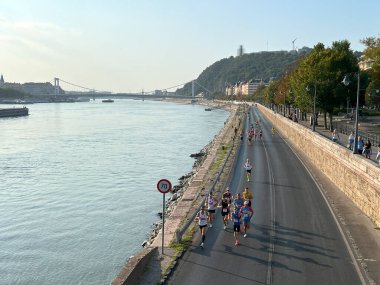 Budapeşte, Macaristan - 08 Eylül 2024: Wizz Air maratonu sırasında grup sporcuları