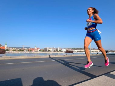 Budapeşte, Macaristan - 08 Eylül 2024: Wizz Air maratonu sırasında koşan kadın sporcu
