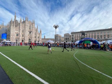 Milan, İtalya - 14 Eylül 2024: Duomo Meydanı 'nda futbol maçı düzenlendi