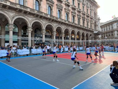 Milan, İtalya - 14 Eylül 2024: Duomo Meydanı 'ndaki İtalyan Spor Merkezi' nde genç kızlar için voleybol maçı