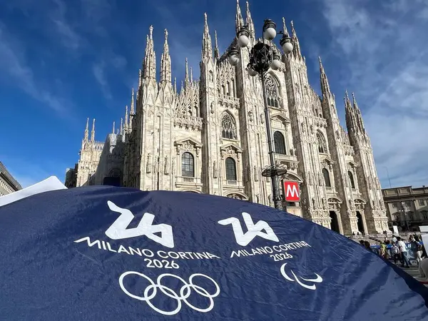 Milan, İtalya - 14 Eylül 2024: Milano ve Cortina 2026 'da katedral Duomo' nun arka planında resmi logo olimpiyat oyunları 