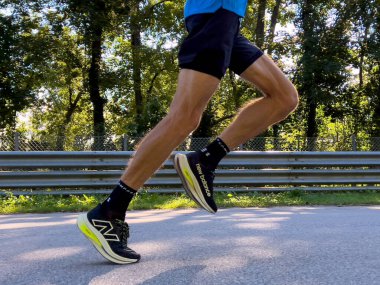 Monza, İtalya - 15 Eylül 2024: Monza21 yarı maratonu sırasında New Balance koşu ayakkabılarında bacak koşucusu