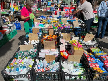 Milan, İtalya - 14 Eylül 2024: Fauche banco di Luca & Marika üzerinden Mercato Sabato 'da alışveriş günü