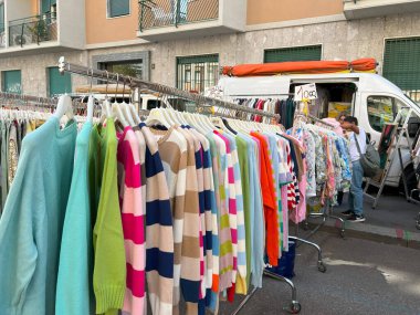 Milan, İtalya - 14 Eylül 2024: Fauche banco di Luca & Marika üzerinden Mercato Sabato 'da alışveriş günü