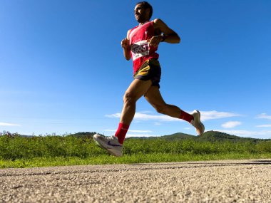 Borgo San Lorenzo, İtalya - 29 Eylül 2024: Mugello yarı maratonu sırasında koşan atlet