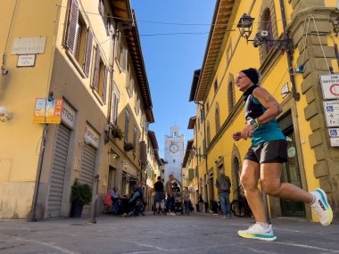 Borgo San Lorenzo, İtalya - 29 Eylül 2024: Mugello yarı maratonu sırasında koşan kadın sporcu