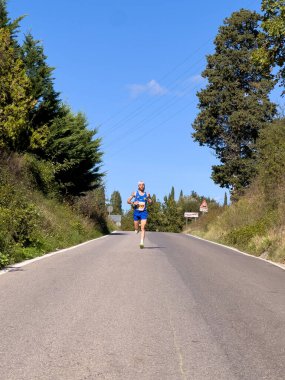 Borgo San Lorenzo, İtalya - 29 Eylül 2024: Mugello Maratonu sırasında koşan atlet