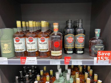 Mineralnye Vody, Rusya - 05 Eylül 2024: Erivan havaalanı vergisiz Bacardi rom ve Havana kulübü
