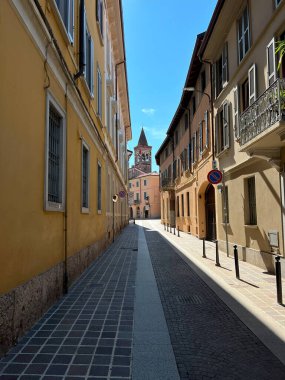 Monza, İtalya - 10 Eylül 2024: Mavi gökyüzü arka planında kısmen Monza Katedrali