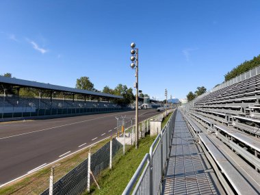 Monza, İtalya - 10 Eylül 2024: Monza Pisti 'nde pist ve tribün