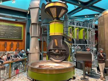 Milan, İtalya - 14 Eylül 2024: Starbucks yedek roasterisinde kahve kızartma makinesi