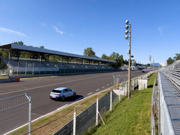 Monza, İtalya - 10 Eylül 2024: Monza pistinde Ferrari test sürüşü