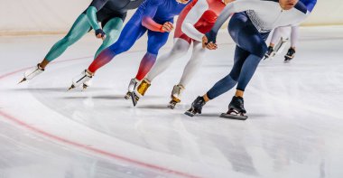 Erkekler için sürat pateni yarışında kitle başlangıç yarışı