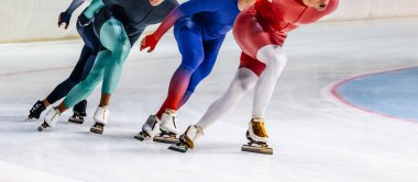 Grup sporcuları ve hız patencileri toplu başlangıç yarışı