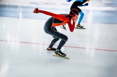 Hız pateni yarışmasında iki genç patenci