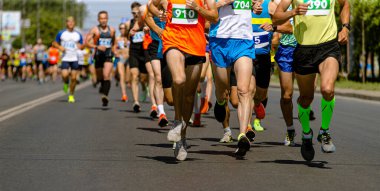 Grup sporcuları maraton sırasında şehir caddesinde yarışıyor