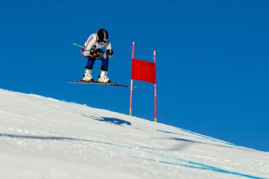 Alp disiplini yarışlarında kadın kayakçı atlayışı yapıyor.