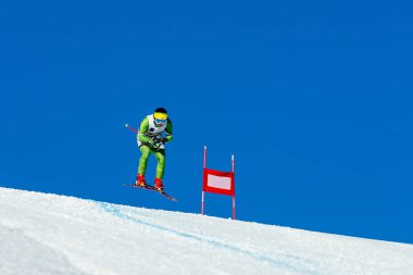 Alp disiplini kayak yarışlarında kayak sporcusu.