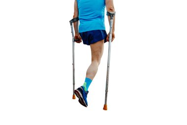 Koltuk değnekli tek bacaklı atlet beyaz arka planda maraton koşuyor.