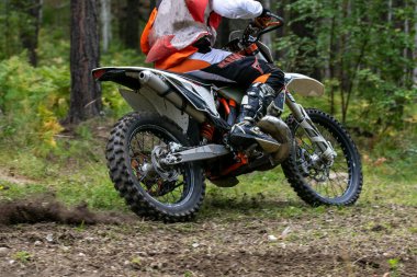 Bir off-road yarışı sırasında orta plan dayanıklı bisiklet