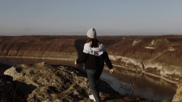 Slim Girl Woman Jumps Big Stone Hill Raises Her Hands — Vídeos de Stock
