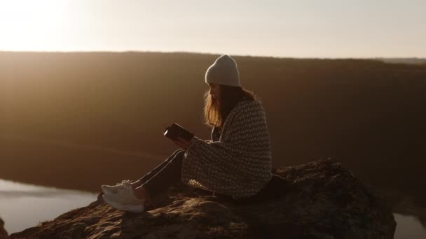 Μια Γυναίκα Διαβάζει Ένα Βιβλίο Ηλιοβασίλεμα Ένα Κορίτσι Διαβάζει Βίβλο — Αρχείο Βίντεο