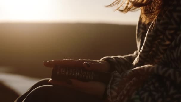 Поиск Истины Писаниях Крупный План Библейской Книги Руках Женщины Женские — стоковое видео