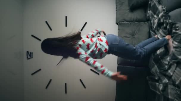 Genç Çekici Bir Kadın Evdeki Oturma Odasında Kanepede Neşeyle Zıplayıp — Stok video