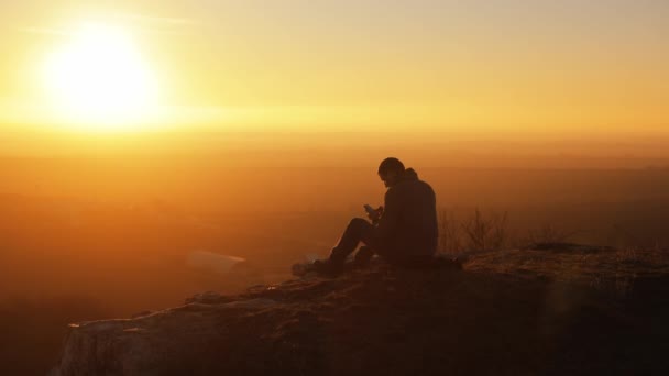 Silhouette Man Sitting Top Mountain Rock Incredible View Sunset Smartphone — 图库视频影像