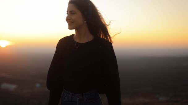 Pretty Young Smiling Girl Woman Headphones Listening Music Walking Top — Vídeos de Stock