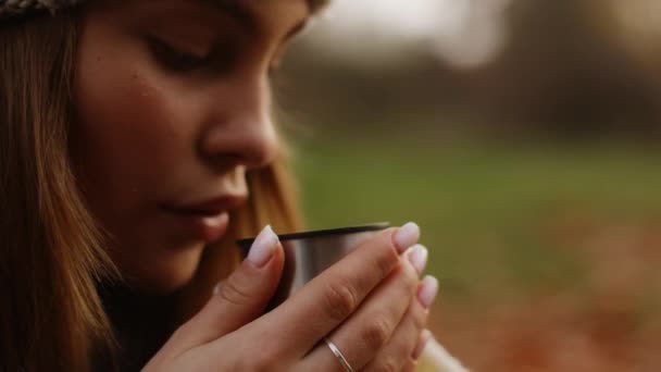 Close Young Beautiful Woman Hat Drinking Tea Coffee Thermos Sitting — Wideo stockowe