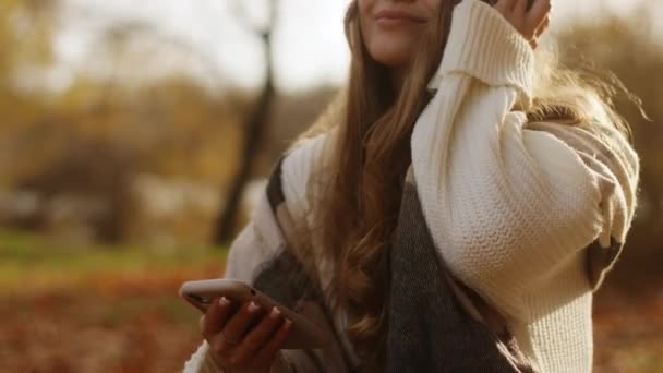 Muchacha Joven Atractiva Escuchando Música Auriculares Desde Teléfono Inteligente Sentado — Vídeos de Stock