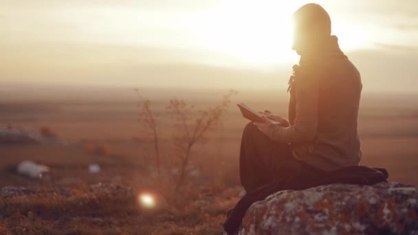 Молодая Христианка Читает Библию Молится Кладет Руку Библию Сидит Камне — стоковое видео