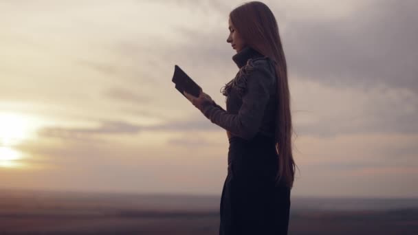 Женщина Закрывает Библию Молится Девушка Читает Библию Открытом Воздухе Изучает — стоковое видео