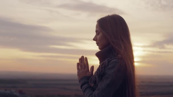 Молодая Женщина Молится Богу Сложенными Руками Закрытыми Глазами Стоя Вершине — стоковое видео