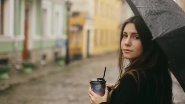 Портрет Молодой Милой Улыбающейся Привлекательной Стильной Девушки Стоящей Одиночестве Городской — стоковое видео