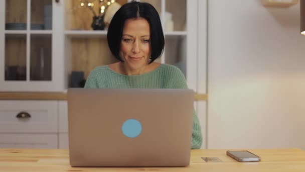 Businesswoman Working Laptop Sitting Desk Home Office Pandemic Front View — Vídeos de Stock