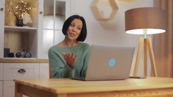 Çekici Neşeli Gülümseyen Orta Yaşlı Mutlu Bir Kadın Evdeki Oturma — Stok video
