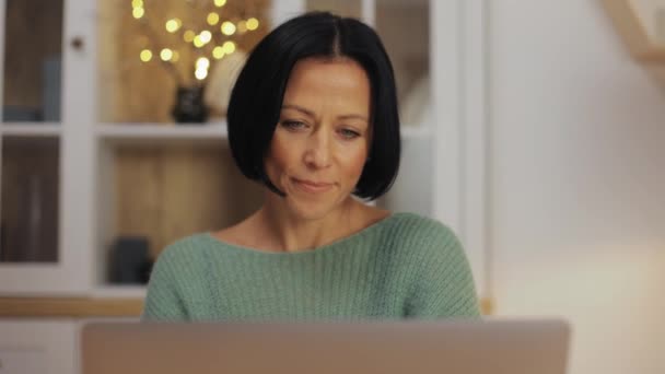 Businesswoman Working Laptop Sitting Desk Home Office Front View Closeup — Vídeos de Stock