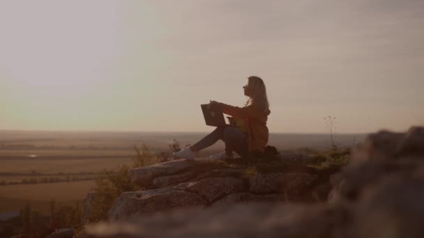 Вид Сбоку Силуэт Молодой Женщины Сидящей Скале Осенним Пейзажем Закате — стоковое видео