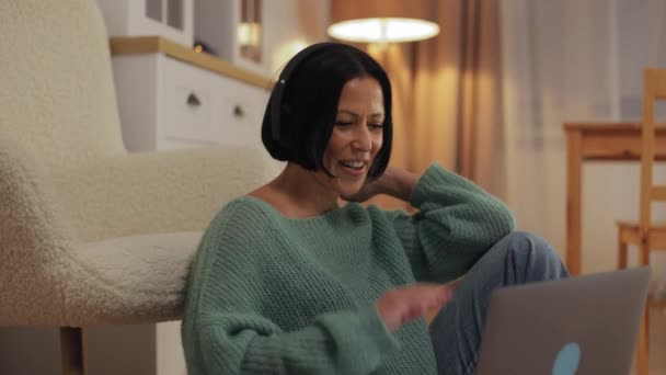 Χαριτωμένη Χαρούμενη Χαμογελαστή Μεσήλικη Γυναίκα Ακουστικά Που Μιλάει Βιντεοκλήση Φίλους — Αρχείο Βίντεο