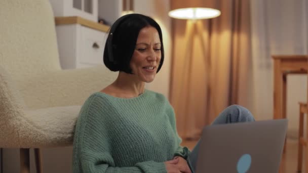 Ευτυχισμένη Φιλική Μεσήλικη Γυναίκα Ασύρματα Ακουστικά Μιλάει Βιντεοκλήση Στο Λάπτοπ — Αρχείο Βίντεο