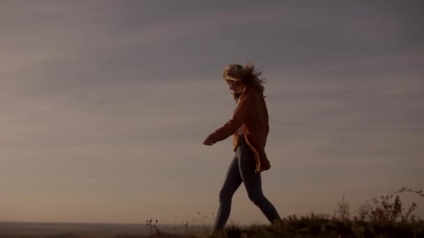 Young Slender Woman Dog Her Arms Walks Edge Cliff Beautiful — Αρχείο Βίντεο