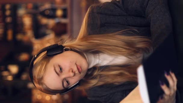 Pionowa Orientacja Wideo Młoda Piękna Kobieta Czyta Książkę Słucha Muzyki — Wideo stockowe